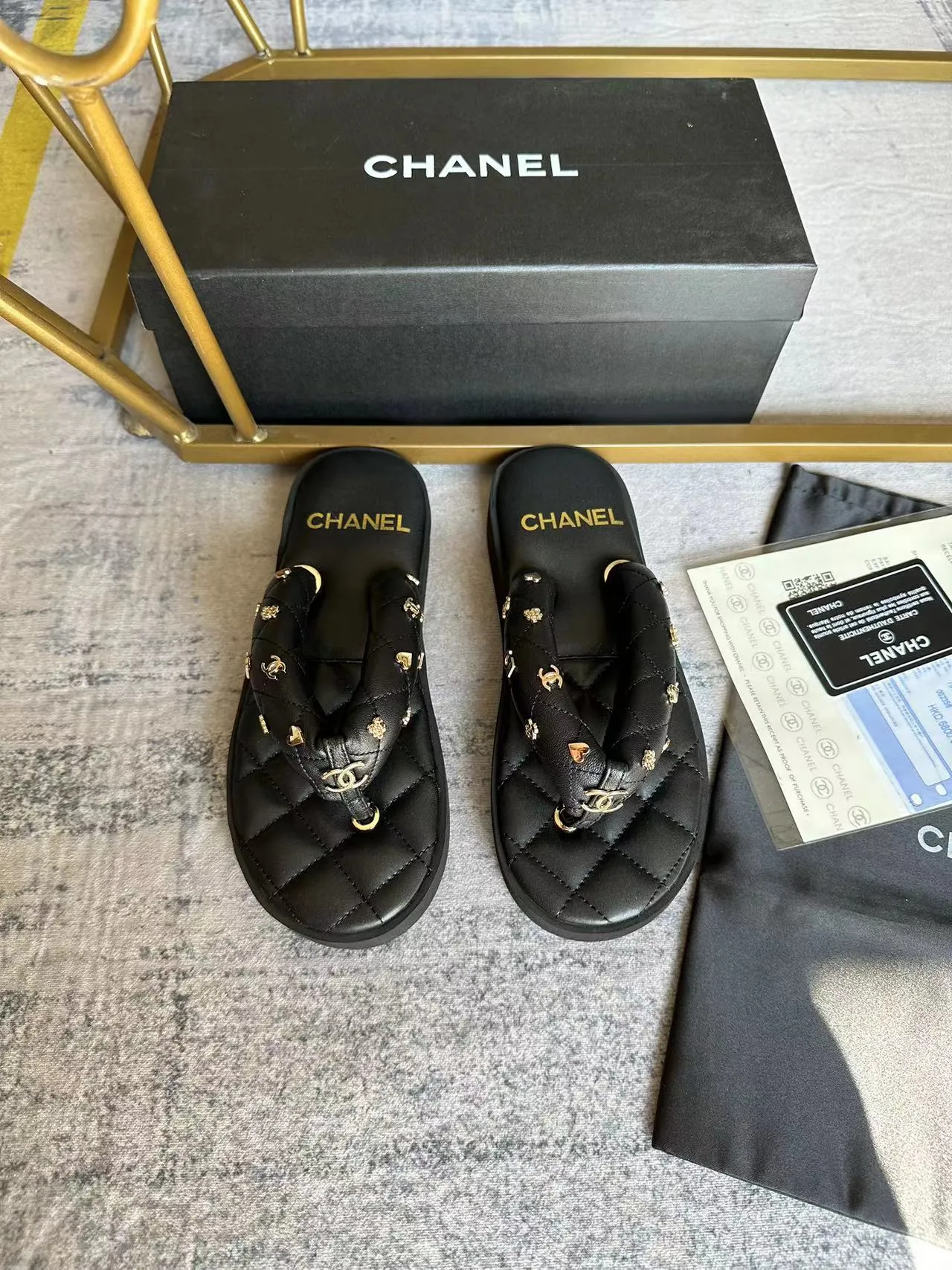 👟👟Ex-factory price 400 👟👟 Chanel new summer bread flip-flops, irresistibly cute, like stepping on bread or stepping on clouds ☁️Super strong wrapping feeling🛍📦 Fabric: Original customized super soft sheepskin Lining: Original customized super soft sheep Sole: Ultra-light foam outsole Bottom thickness: 2CM Size: 35-40